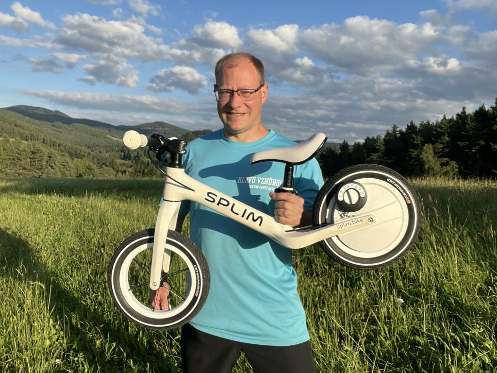 SPLIM Bike: Amikor a gyerekek utáni rohangálás világmegváltó találmányhoz vezet
